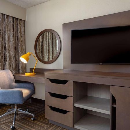 Hampton Inn Бристол Экстерьер фото