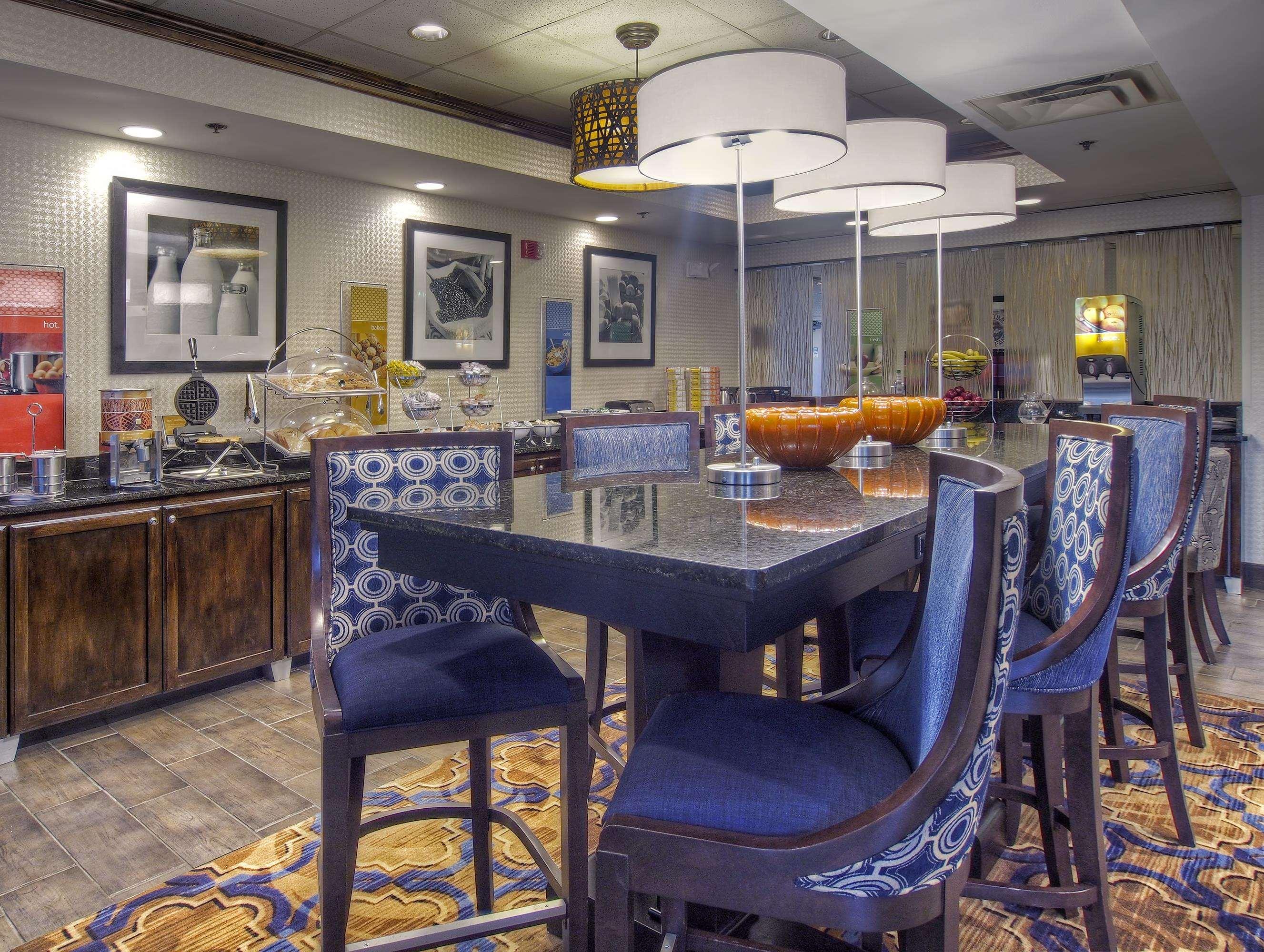 Hampton Inn Бристол Экстерьер фото
