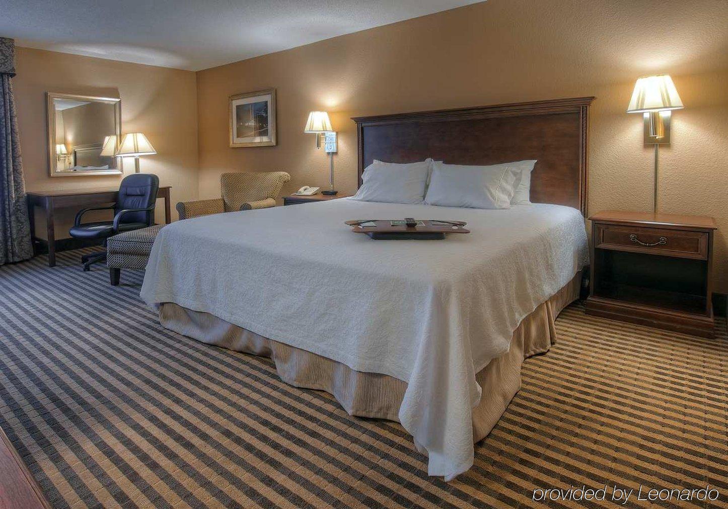 Hampton Inn Бристол Экстерьер фото